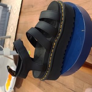 Dr Martens Soft Wair Platform Sandals Size 8 in black